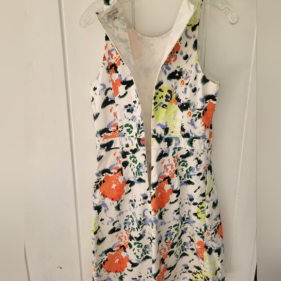 "Flirty and Fun: Gap Tall White Knee-Length Dress with Vibrant Multi-Colored Flo - Picture 3 of 9